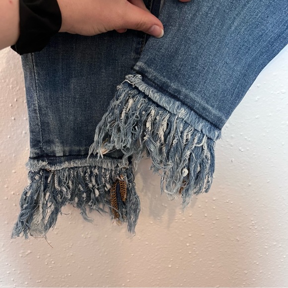 KanCan Los Angeles Jeans, Size 3 / 25 waist, distressed light wash, ankle fringe - Picture 5 of 7